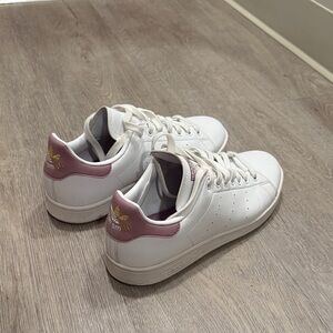 Adidas Women's White and plum Stan smith